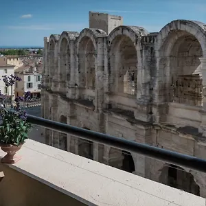 Avec Balcon Donnant Sur Les Arenes D'arles , Arles Frankreich